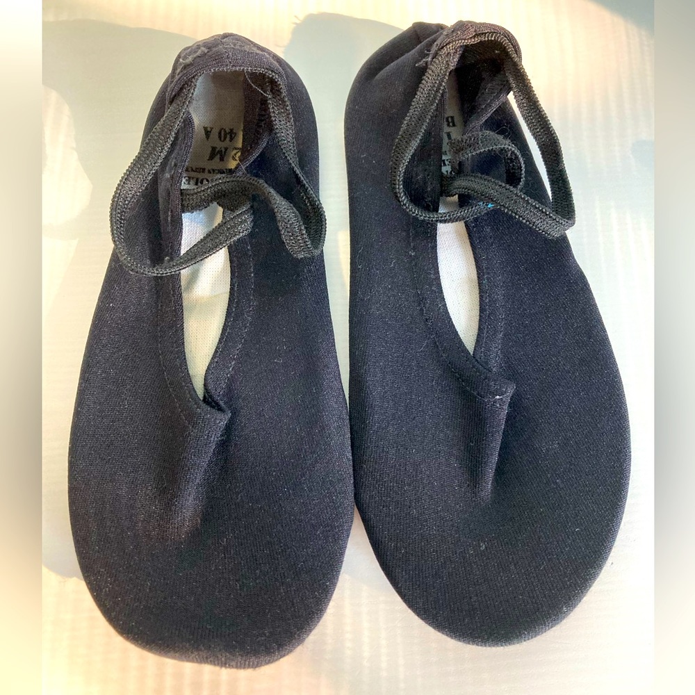 Black ballet slippers - girls. So Danca, size 12M.
